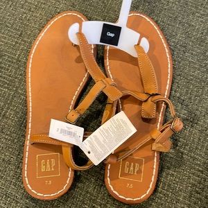 Gap tan leather thong sandals (sz 7.5)
